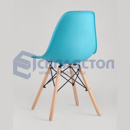 Пластиковый стул с деревянными ножками eames