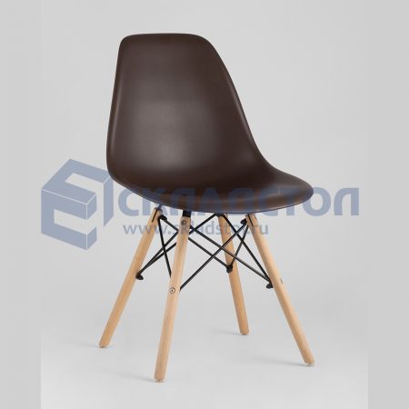 Пластиковый стул с деревянными ножками eames