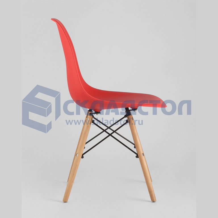 Пластиковый стул с деревянными ножками eames