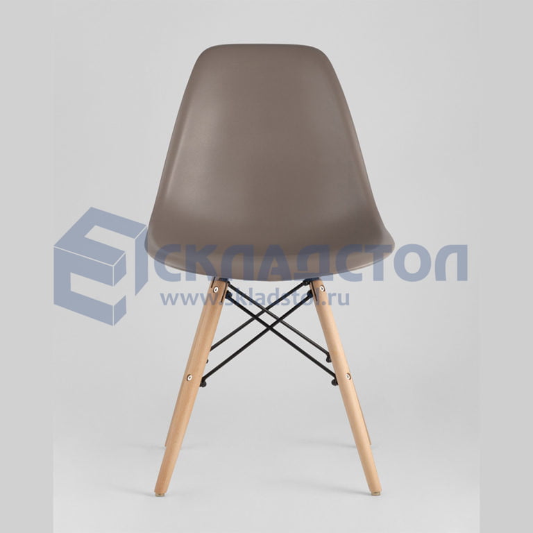 Пластиковый стул с деревянными ножками eames