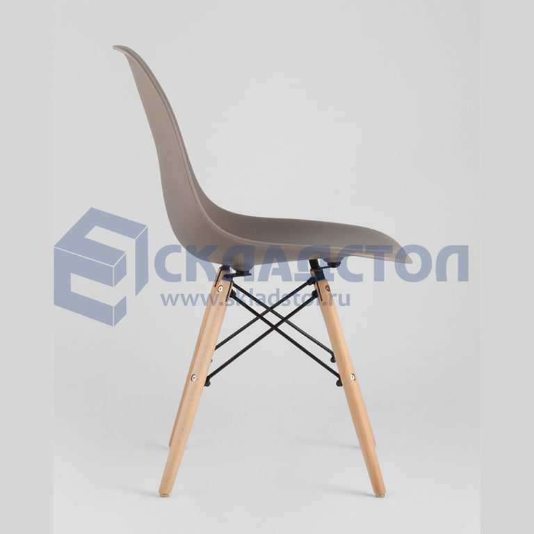 Пластиковый стул с деревянными ножками eames