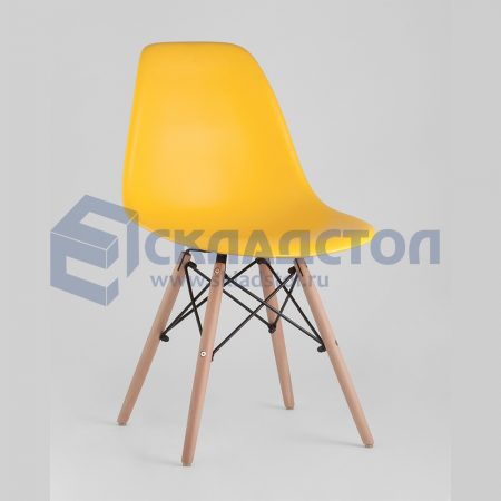 Пластиковый стул с деревянными ножками eames